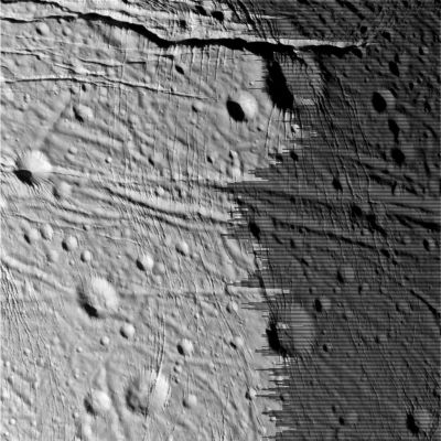 Enceladus, from approx. 12.000 Km
Ancora un grande e tortuoso crack della superficie di questa luna che, non più nè meno di Giapeto o Mimas, ci mostra, a mano a mano che ci avviciniamo, un volto capace di suscitare dei grandi interessi e che fa nascere infinite curiosità. 
Perchè Encelado è così luminosa? 
Che cosa è successo alla superficie di Encelado, e quando?
Proveremo un landing anche su Encelado, in futuro?!?...
Parole chiave: Saturn's Moons - Enceladus