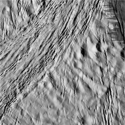 Enceladus, from approx. 4.000 Km
Tabella riassuntiva delle caratteristiche superficiali di Encelado:

1. esistenza di una diffusa e fittissima rete di canyons, crepacci e canali; 
2. sostanziale scarsità di crateri da impatto (salvo alcune aree, di modeste dimensioni); 
3. presenza, accanto alle "reti di canali e canyons", di alcuni crepacci molto grandi, profondi e, apparentemente, recenti (si potrebbe trattare, forse, di "fratture tettoniche"); 
4. mancanza di profili "aspri" (anche i bordi dei pochi crateri visibili sembrano essere 'smussati'); 
5. albedo altissima (molte immagini recano chiari segni di sovraesposizione);
6. possesso di una atmosfera.

Parole chiave: Saturn's Moons - Enceladus