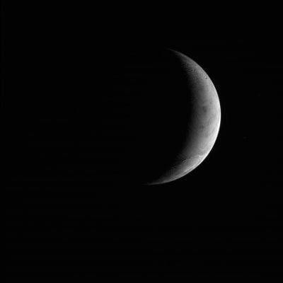 Enceladus, from approx. 166.000 Km
Il Fly-By è finito e, purtroppo, le immagini di Encelado da distanza inferiore ai 1000 Km, la NASA non le ha (ancora?) rese disponibili. In attesa, quindi, di vedere i dettagli ravvicinati delle incredibili increspature che segnano la superficie di Encelado, contentiamoci di questa - comunque - bellissima immagine di "arrivederci": una falce bene illuminata (e stupendamente definita) della "Luna di Neve", ossìa il corpo celeste più brillante - sia pure solo di luce riflessa - di tutto quanto il Sistema Solare.
Parole chiave: Saturn's Moons - Enceladus