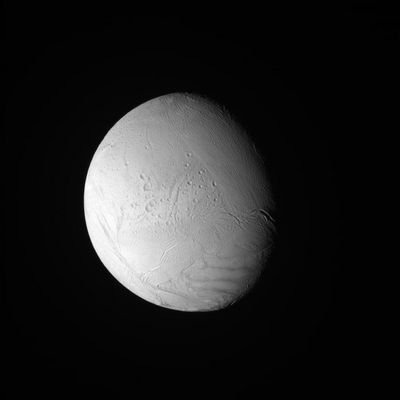 Enceladus fly-by (1) - from approx. 148.000 Km
In rapida sequenza, la splendida "Luna di Neve", Encelado, durante il fly-by della Sonda Cassini occorso il giorno 14 Luglio 2005. Una serie di frames spettacolari da studiare e valutare con molta calma, alla ricerca di dettagli, curiosità, possibili Anomalie ed eventuali 'manipolazioni'. 

Enceladus Flyby - Jul. 14, 2005: Technical Data

Shortest Distance -----> 172 Km (about 107 miles) from Enceladus' surface
Av. Speed during flyby --------> 8,2 Km/sec (such as approx. 18.343 mph)
Parole chiave: Saturn's Moons - Enceladus