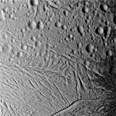 Enceladus fly-by (16) - from approx. 17.000 Km
Da studiare, usando se si vuole anche un minimo di ingrandimento (la qualità del frame è buona e lo consente), il grandissimo crepaccio che appare per un tratto nel lato inferiore del frame e gli svariati rilievi che ne caratterizzano il fondo. 
Nel resto del frame, Vi consigliamo di guardare con attenzione gli antichi grappoli di crateri (o "crater clusters") che coprono quasi tutto il margine superiore dell'immagine; un cratere con picco centrale illuminato ed ombra che lo definisce (lo vediamo sulla Dx) e gli incredibili tracciati (fatti di "incroci" e "sovrapposizioni") che sono stati disegnati dalle reti di canali e crepacci che ricoprono la superficie di Encelado e che sono, abbastanza evidentemente, il risultato di eventi (geologici e non solo, probabilmente) occorsi in periodi di tempo non solo diversi, ma anche - a nostro parere ed in base a quello che le immagini ci permettono di vedere e di interpretare - molto distanti fra loro.
Parole chiave: Saturn's Moons - Enceladus