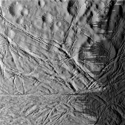 Enceladus fly-by (18) - from approx. 11.000 Km
Ora, a circa 11.000 Km di distanza dalla superficie, incominciamo a vedere che i bordi (limbs) di tutti i canali e crepacci che ricoprono la quasi totalità di Encelado, presentano curiosi rilievi la cui albedo sembra molto elevata. 
Da questa, ancora gradissima, distanza, sembra che ai bordi e sui fianchi dei canyons di Encelado vi sia qualcosa di simile a quanto abbiamo già visto su Marte (sebbene, nel caso del Pianeta Rosso, Regione di Melas Chasma, eravamo a soli 370 Km di altitudine!).

Forse ci sono delle "cascate di ghiaccio" anche su Encelado?
Parole chiave: Saturn's Moons - Enceladus