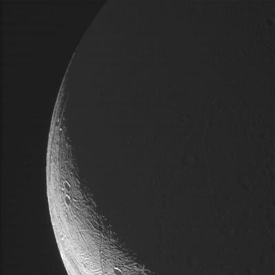 Good-bye Enceladus! (1)
Encelado è ormai una splendida "falce" nel cielo e questo ci fa capire che la Sonda Cassini ha ormai superato il suo punto di maggior vicinanza a questo mondo di ghiaccio e di neve, i cui caratteri superficiali terranno impegnati Scienziati e Ricercatori per mesi (o forse anni...).
Cassini si allontana rapidamente ed ora si sta proiettando, ancora una volta, verso lo Spazio di Saturno.

Ma ritornerà...
Parole chiave: Saturn's Moons - Enceladus