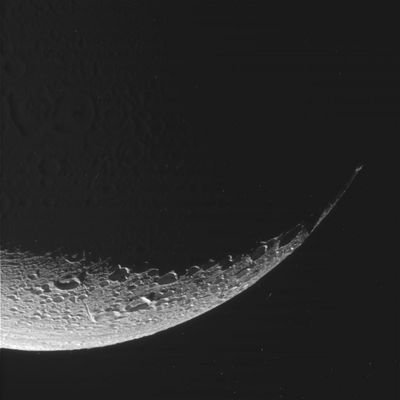 Good-bye Enceladus! (3)
Una curiosità (valida anche per i frames precedenti): notate come si riescono a vedere bene anche quei rilievi di Encelado che, superata la linea del terminatore, sono ora immersi nella notte.
E' un peccato che la maggior parte dei frames ottenuti fra i 500 ed i 600 Km di distanza da Encelado sìano risultati, alla fine, completamente (o quasi) neri.
Parole chiave: Saturn's Moons - Enceladus