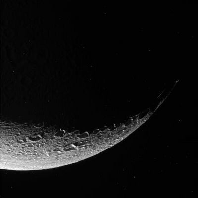 Lights on Enceladus?
Questa volta, nella zona di Encelado su cui regna la notte, non riusciamo proprio a distinguere alcun rilievo, così come era invece avvenuto nei frames precedenti (siamo a circa 44.546 Km dal Pianeta adesso).
Tuttavia, a ben guardare, ci sembra di vedere delle sorgenti luminose puntiformi nella notte di Encelado.

Difetto del frame, raggi cosmici o che cosa? Noi non lo sappiamo, ma alcuni di quei "punti luminosi" non sembrano nulla di tutto ciò...
Parole chiave: Saturn's Moons - Enceladus