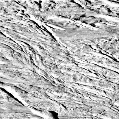 Enceladus from approx. 545 Km (1)
Ed ora due frames da "appena" 545 Km di distanza dalla superficie di questa "palla di neve", come è stato definito Encelado. Purtroppo, come spesso accade, ora che la distanza è davvero ravvicinata, la qualità dei frames precipita e diventa quasi impossibile interpretare quello che vediamo. Ad ogni modo, noi Vi proponiamo le uniche due immagini che la NASA, ad oggi, ha pubblicato relativamente al momento di maggior vicinanza di Cassini ad Encelado: provate a guardare e ad interpretare. Noi Vi diciamo subito che se questo frame lascia ancora un pò di spazio all'interpretazione tradizionale, il prossimo è davvero...enigmatico!
Parole chiave: Saturn's Moons - Enceladus