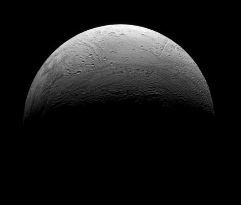 The "Young Face" of Enceladus
Original caption:"For Enceladus, wrinkles mean the opposite of old age. This view of a crescent Enceladus shows a transition zone between a wrinkled and presumably younger Region of terrain and an older, more heavily cratered Region. The moon's geologically active Southern Polar Region is seen on the left. 
The lit terrain shown here is on the side of Enceladus that faces away from Saturn.

The image was taken in visible light with the Cassini spacecraft narrow-angle camera on Dec. 24, 2005 at a distance of approx. 108.000 Km (such as about 67.000 miles) from Enceladus, at a Sun-Enceladus-spacecraft angle of 102°. 
Image scale is roughly 646 mt (about 2.118 feet) per pixel".
Parole chiave: Saturn's Moons - Enceladus