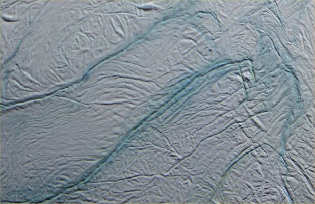 Enceladus (3) - detail mgnf and HR
Encelado è dunque "vivo e vegeto" e, dalla sua gelida superficie, in area Sud Polare, ciclopici geysers spruzzano (ma lo fanno continuativamente o di quando in quando?) fango, vapore e cristalli di ghiaccio d'acqua verso lo spazio che circonda questa piccola Luna. 
Alla NASA, come potete vedere nel Modello "Cold Geyser", sono convinti che queste "fontane" trovino la loro origine in un sottosuolo NON attivo - in senso geologico - ma "caldo" (per motivi ancora da chiarire), il quale agirebbe come una sorta di "miccia" (o iniettore) su grandi sacche d'acqua (le cosiddette water pockets, contenenti acqua allo stato liquido, a circa 0°C, ed in pressione) le quali, una volta giunte ad ebollizione, spingono fanghi, cristalli d’acqua e vapore acqueo attraverso degli stretti condotti (vents) che, dalle profondità del pianeta, arrivano sino alla superficie (posta sul fondo delle Tiger Stripes) e quindi si aprono verso lo spazio circum-enceladiano, consentendo lo sfogo di quanto emerso e mantenendo l’intero sistema in un sostanziale equilibrio.
Ora, anche ammettendo che questo modello esplicativo delle "Fontane di Encelado" abbia una qualche attendibilità e sostanza, ci domandiamo: dato che Encelado è una luna molto piccola e che le sue "riserve d'acqua" (water-pockets) devono essere – logicamente – molto piccole, non è irragionevole supporre che tali geysers abbiano una vita – tutto sommato – molto breve e che, una volta finita l'acqua, finirà anche il fenomeno delle fontane di fango, ghiaccio e vapore. La logica direbbe questo.
Tuttavia, a quanto si deduce osservando la superficie di Encelado (la quale sembra proprio "fresca e giovane") dobbiamo invece supporre che un siffatto fenomeno stia andando avanti da ere. 
Deduzioni (e domande): allora l'acqua delle water-pockets di Encelado si riforma, nel tempo? 
E, se si (come la logica ci farebbe supporre), quest'acqua da dove viene? 
Forse l’intero Encelado si sta “sciogliendo”, precipitando i ghiacci di superficie nel sottosuolo dove vengono scaldati, quindi liquefatti ed infine “sparati” nello spazio?
Oppure i geysers di Encelado si sono attivati "recentemente", ed è solo per questo che essi stanno vivendo questa stagione di splendore? 
E se la risposta a questo ultimo quesito fosse "si", che cosa avrebbe innescato il riscaldamento delle viscere del pianeta? 
Forse un'attività solare anomala e particolarmente intensa (la stessa che, secondo alcuni, sta aiutando Marte a scaldarsi)?
O magari la causa del fenomeno è nelle ondate di radiazioni che arrivano costantemente da Saturno?
I Giganti Gassosi, in fondo, in qualità di “stelline mancate”, non potrebbero operare come “riscaldatori” dei minuscoli corpi che li circondano? 
Non è in fondo questa la costruzione che ha fatto pensarea molti Scienziati e Ricercatori – sin dagli Anni ’80 – che alcune Lune Gioviane potrebbero essere “mantenute in vita” proprio dall’energia termica (e non solo) che gli perviene dal loro Pianeta-Genitore e non certo dal Sole (troppo lontano)?

Conclusione: creare “modelli” interpretativi dei fenomeni anomali è, come avete notato, relativamente semplice. Analizzare le implicazioni proprie di ciascun modello, invece, non lo è affatto. 
Noi, in fondo, possiamo anche permetterci, di tanto in tanto, di “inventarci un modello” e di proporlo (anche se non siamo scienziati, abbiamo comunque una testa e qualche capacità di ragionamento logico); ma quando ci accorgiamo che i nostri modelli, in fondo, hanno le stesse (purtroppo deboli e fortemente speculative) basi dei modelli NASA...Allora un pizzico di perplessità ci coglie.

Non credete?!?

Parole chiave: Saturn's Moons - Enceladus