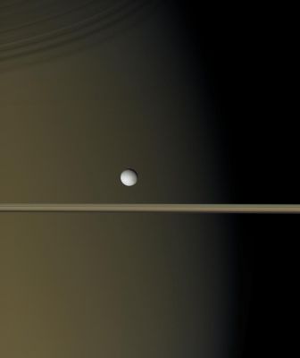 In-transit over Saturn's Terminator...
Enceladus hangs like a single bright pearl against the golden-brown canvas of Saturn and its icy Rings. Visible on Saturn is the Region where daylight gives way to dusk (--> crepuscolo). Above, the Rings throw thin shadows onto the Planet. 

Images taken using red, green and blue spectral filters were combined to create this natural color view. 
The images were taken using the Cassini spacecraft wide-angle camera on Jan. 17, 2006 at a distance of approx. 200.000 Km (about 100.000 miles) from Enceladus. 
The image scale is approx. 10 Km (about 6 miles) per pixel.
Parole chiave: Saturn's Moons - Enceladus