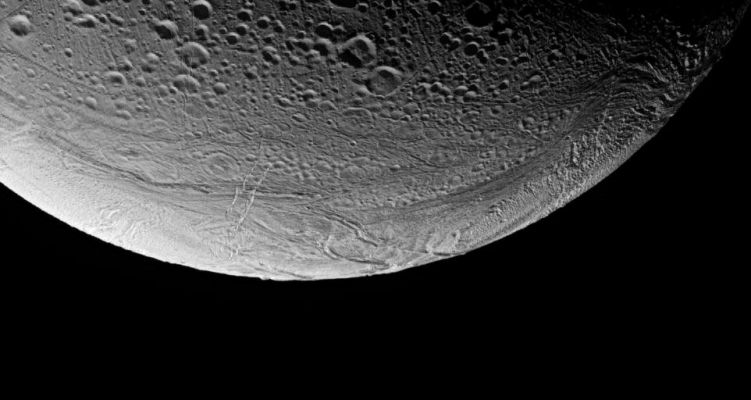 The active South Pole of Enceladus
Caption NASA originale:"The wrinkled border of Enceladus' South Polar Region snakes across this view, separating fresher, younger terrain from more ancient, cratered provinces. 
This is the Region of Enceladus that is known to be presently geologically active. At right are clearly visible ridges and troughs thought to be caused (probably) by compressional stresses across the icy surface. 

The image was taken in polarized green light with the Cassini spacecraft narrow-angle camera on Sept. 9, 2006 at a distance of approx. 66.000 Km (such as about 41.000 miles) from Enceladus and at a Sun-Enceladus-spacecraft, or phase, angle of 104°. Image scale is roughly 396 mt (about 1.300 feet) per pixel".
Parole chiave: Saturn's Moons - Enceladus