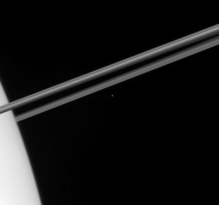 Sinking in a Sea of Darkness...
The Cassini spacecraft captured this glimpse of icy Epimetheus just before the small moon disappeared behind the bulk of Saturn's atmosphere. 

The image was taken in visible light with the Cassini spacecraft narrow-angle camera on Dec. 20, 2005, at a distance of approx. 2,3 MKM (about 1,4 MMs) from Epimetheus and 2,2 MKM (about 1,3 MMs) from Saturn. The image scale is roughly 14 Km (about 9 miles) per pixel on Epimetheus and approx. 13 Km (about 8 miles) per pixel on Saturn.

Parole chiave: Saturn's Moons - Epimetheus