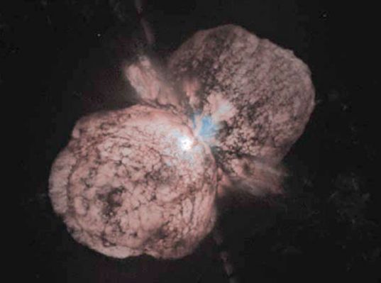 Eta Carinae
"...Volava alto nel cielo, in quegli anni in bianco e nero,
Lo vedevo arrivare, grigio, tagliare l’orizzonte infinito,

Quattro piloti ai posti di comando, sicuri,
Quattro eroi, quattro uomini, ma semidei per noi...

Il suono invadeva le nostre anime acerbe,
E le inchiodava alle nostre vite, ancora da capire,

Quante volte ancora? Quanto tanto amore?
E cuori spezzati e scale verso il cielo...

Qualcuno se ne è andato, qualcuno ha rinunciato,
Ma chi è rimasto ci guida ancora, verso nuove rotte,

Ora siamo qui, in un nuovo millennio, così triste
E così povero di eroi e così avaro per le nostre menti...

Ma ci sorprendiamo ancora, a scrutare il cielo, col naso in su,
Attendi: prima o poi vedrai il suo grosso muso da topo,

Spunterà all’improvviso, da dietro quella nuvola, e volerà alto
Più pesante del piombo, ma più leggero dell’aria, volerà alto 

Alto…"

Daniele di Tonno - "Poesie"
Parole chiave: Hubble Images