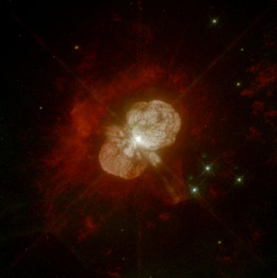 On the brink of destruction: Eta Carinae
"...Fermarsi a guardare il Sole che, piano, morendo dietro le colline ne disegnava i contorni, era l'appuntamento rinnovato di quell'uomo con se stesso; un appuntamento che si ripeteva ormai da tempo immemorabile e che, spesso, ne anticipava un altro altrettanto importante con quei bambini. Il loro coro vociante arrivava come una folata di vento fino alla sua casa, mentre arrancavano a perdifiato su per la collina dove lui era già pronto ad accoglierli, con cesti di frutta e cento cose di cui parlare..."

Giuseppe Spina - "Naufragio"
Parole chiave: Hubble Images