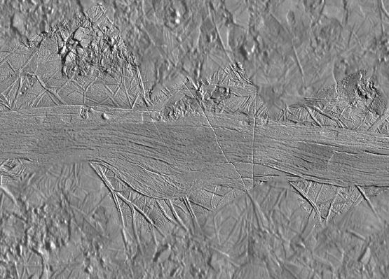 The "Agenor Linea" on Europa (detail mgnf + HR)
Agenor Linea is an unusual feature on Jupiter's icy moon Europa since it is brighter than its surroundings while most of Europa's ridges and bands are relatively dark. During the Galileo spacecraft's 17th orbit of Jupiter, high resolution images were obtained of Agenor Linea near Europa's day/night boundary so as to emphasize fine surface details. This mosaic shows high resolution images embedded in slightly lower resolution images which were also acquired during the 17th orbit. The Galileo images show that Agenoris not a ridge, but is relatively flat. Its interior consists of several long bands, just one of which is the very bright feature known as Agenor. Each long band shows fine striations along its length. A few very small craters pockmark Agenor Linea and its surroundings. Agenor is cut by some narrow fractures, and by some small subcircular features called lenticulae. Rough chaotic terrain is visible at the top and bottom of this photo, and appears to be "eating away" at the edges of Agenor. Though previously it was suspected that Agenor Linea might be one of the youngest features on Europa, this new view shows that it is probably not.

North is to the upper right of the picture and the sun illuminates the surface from the east. The image, centered at 44 degrees south latitude and 219 degrees west longitude, covers an area approximately 130 by 95 kilometers (80 by 60 miles). The highest resolution images were obtained at a resolution of about 50 meters (165 feet) per picture element and are shown here in context at about 220 meters per picture element. The images were taken on September 26th, 1998 at ranges as close as 5000 kilometers (3100 miles) by the Solid State Imaging (SSI) system on NASA's Galileo spacecraft.

Parole chiave: Jupiter's moons - Europa