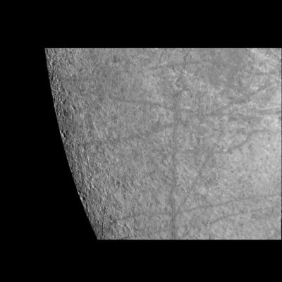 Europa's terminator
This image of Europa was obtained by the Solid State Imaging (CCD) System on board NASA's Galileo spacecraft during its 4th orbit of Jupiter. Linear features with bright central stripes referred to as "Triple Bands" (TB) are seen to transect the surface of Europa. Several of these TBs are over 700 Km in length. In the left side of the image the surface of Europa is seen to be locally pitted and irregular. Ridges less than 100 Km in length are also visible in this Region.
The area seen in this image, centered near 27° South and 300° West, is 760 (456 miles) by 850 Km (510 miles) across, which is approximately the size of the state of Texas or the country of France. North is to the top of the image, with the sun illuminating the surface from the left. The image which has a resolution of 1,3 Km per picture element (e cioè "per pixel") was obtained on December, 19th, 1996.
Parole chiave: Jupiter Moons - Europa
