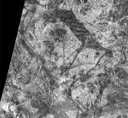 The frozen Ocean of Europa
This complex area on the side of Europa which faces away from Jupiter shows several types of features that are formed by disruptions of Europa's icy crust. North is to the top of the image, taken by NASA's Galileo spacecraft, and the Sun illuminates the surface from the left. The prominent wide, dark bands are up to 20 Km (about 12 miles) wide and over 50 Km (appx. 30 miles) long. They are believed to have formed when Europa's icy crust fractured, separated and filled in with darker, "dirtier" ice or slush from below. A relatively rare type of feature on Europa is the 15-Km-diameter (about 9,3-mile) impact crater in the lower left corner. The small number of impact craters on Europa's surface is an indication of its relatively young age. A region of chaotic terrain south of this impact crater contains crustal plates which have broken apart and rafted into new positions. Some of these "ice rafts" are nearly 1 Km (about 1/2 a mile) across. 
Other regions of chaotic terrain are visible and indicate heating and disruption of Europa's icy crust from below. The youngest features in this scene are the long, narrow cracks in the ice which cut across all other features. One of these cracks is about 30 kilometers (18 miles) to the right of the impact crater and extends for hundreds of miles from the top to the bottom of the image.
Parole chiave: Jupiter's Moons: Europa