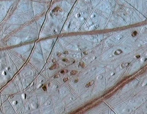 Lenticulae on Europa
Caption NASA originale:"Reddish spots and shallow pits pepper the enigmatic ridged surface of Europa in this view combining information from images taken by the Galileo spacecraft during 2 orbits. The spots and pits visible in this region of Europa's northern hemisphere are each about 10 Km across. The dark spots are called "lenticulae," the Latin term for freckles. Their similar sizes and spacing suggest that Europa's icy shell may be churning away like a lava lamp, with warmer ice moving upward from the bottom of the ice shell while colder ice near the surface sinks downward. Other evidence has shown that Europa likely has a deep melted ocean under its icy shell. Ruddy ice erupting onto the surface to form the lenticulae may hold clues to the composition of the ocean and to whether it could support life". 

Nota Lunexit: Si, la NASA parla di un "profondo oceano liquido" al di sotto della crosta ghiacciata di Europa. 
Un oceano "vivo", forse? 
Ci chiediamo: ma perchè abbiamo abbandonato questa strada (sempre complessa, ma più vicina e più solida) per andare a cercare "qualcosa" di completamente indefinibile - e per giunta muovendoci alla cieca - su Titano?
Insomma, l'idea del Landing su Titano (attuata) è stata un Grande Passo, ma fermarsi su Europa e guardare meglio era proprio un'idea sbagliata?!?... Misteri della NASA.
Parole chiave: Jupiter's Moons - Europa