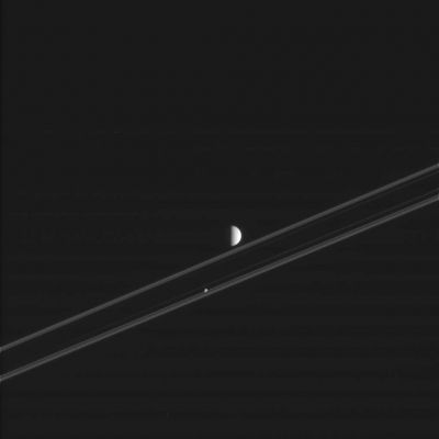 Enceladus from approx. 1.784.000 Km
Un'immagine davvero spettacolare di Encelado e (supponiamo...) Epimeteo, apparentemente "divisi" dagli Anelli di Saturno: una sorta di 'pentagramma spaziale" fatto di sottili filamenti luminosi i quali sembrano 'tagliare' il Cielo circostante.
Parole chiave: Saturn's Moons - Enceladus