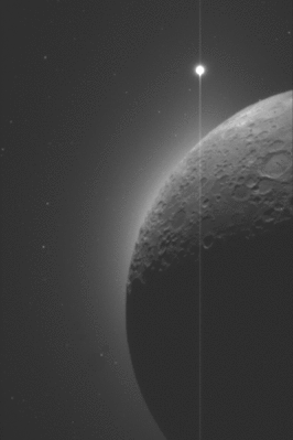 Fading Sun-Lights... (1)
La Sonda Clementine orbita intorno alla Luna e, nel farlo, riesce ad immortalare albe e tramonti. Questo, dall'angolo visuale di Clem, è un tramonto.
La luce del Sole (la sua "corona"), lentamente, sbiadisce ed il profilo della Luna si confonde nell'oscurità.

Lo star-like object che vedete in tutti e quattro i frames in alto a Dx, è Venere.
Parole chiave: The Moon from Clementine