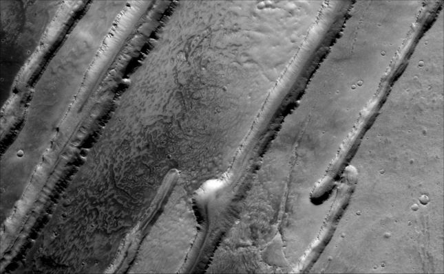 "Linear Fractures" or "Through Segments" in Panchaia Rupes Region (Original NASA/JPL/ASU b/w Frame)
Image information: VIS instrument;
Latitude: 29,9° North;
Longitude: 138,5° East;
Resolution: 19 meter/pixel.


Parole chiave: Mars from orbit - Controversial Frame - Panchaia Rupes Region