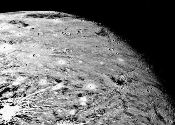 Ganymede from 250.000 Km
Caption NASA originale:"This picture of Ganymede, Jupiter's largest satellite, was taken by Voyager 1 on the afternoon of March 5, 1979, from a range of about 250,000 km. The center of the picture is at 60 north latitude and 318 longitude and the distance across the bottom of the photograph is about 1000 km. The smallest features visible in this picture are about 5 km across. This picture shows impact craters many of which display ray systems probably consisting largely of icy material thrown out by the impacts. Peculiar systems of sinuous ridges and grooves traverse the surface and are best seen near the terminator". 
Parole chiave: Jupiter's moons - Ganymede