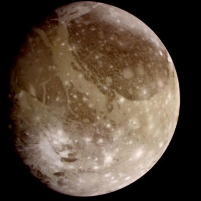 Ganymede (full disk) from about 3,4 MKM
This color picture of Ganymede, Jupiter's largest satellite, was taken on the afternoon of March 2, 1979, by Voyager 1 from a distance of about 3,4 MKM (about 2,1 MMs). This photograph was assembled from 3 black-and-white pictures in the Image Processing Laboratory at JPL. (...) 
Ganymede is slightly larger than the planet Mercury but has a density almost three times less than Mercury. Therefore, Ganymede probably consists in large part of ice. At this resolution the surface shows light and dark markings interspersed with bright spots. The large darkish area near the center of the satellite is crossed by irregular light streaks somewhat similar to rays seen on the Moon. The bright patch in the southern hemisphere is reminiscent of some of the larger rayed craters on the Moon caused by meteorite impact.
Parole chiave: Jupiter's moons - Ganymede