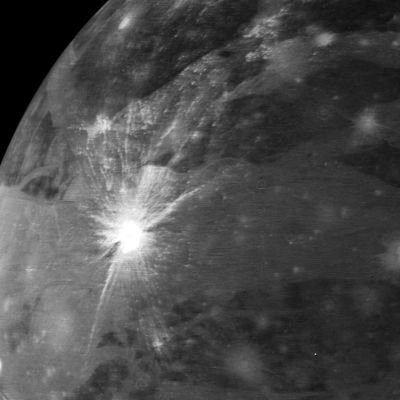 Ganymede in HR (Voyager 1)
This view of Ganymede was taken on the afternoon of March 5, 1979, from a range of about 267.000 Km (roughly 167.000 miles). A bright rayed impact crater is prominent on the left side of the frame. The ejecta material extends for a thousand kilometers. The rays are on top and therefore are younger than the brighter ridged and grooved terrain crossing the picture. These features may be breaks in the surface caused by faulting. Many older craters are visible that have lost their rays.
Parole chiave: Jupiter's moons - Ganymede
