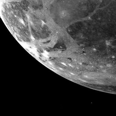 The limb of Ganymede (from Voyager 1)
This picture of Ganymede, Jupiter's largest satellite, was taken by Voyager 1 on the afternoon of March 5, 1979 from a range of 253.000 Km (about 151.800 miles). The picture is centered at 66° South Latitude and 3° Longitude and shows the south western limb region of Ganymede. The smallest features visible are about 2,5 Km (roughly 1,5 miles) across. The surface shows numerous impact craters, many of which have extensive bright ray systems. Light bands traversing the surface contain alternating bright and dark lines which probably represent deformation of the icy central material.
Parole chiave: Jupiter's moons - Ganymede
