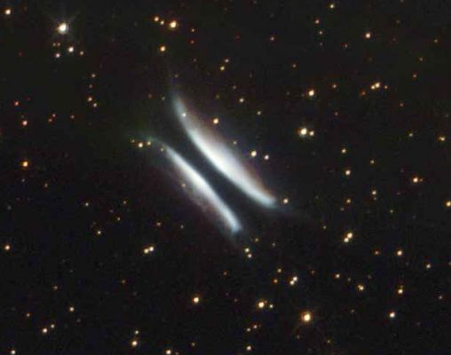 Protoplanetary Nebula - "Hamburger"
Un commento a questa immagine si impone: questa nebulosa protoplanetaria è stata chiamata "hamburger" - si, proprio come i panini di Mc Donald's... -. Un elevatissimo quantitativo di oggetti relativi allo spazio ed ai pianeti in generale ed a Marte in particolare viene quotidianamente battezzato usando una nomenclatura - quando va bene - "oscura" e, quando va male, "ridicola" sino ai limiti dell'offensivo. Ci siamo spesso chiesti il perchè di questo (per lo meno "curioso") approccio ai Misteri dell'Universo e, alla fine, ci siamo convinti che l'attribuzione di nomi ridicoli costituisca un modo di esorcizzare quello che non riusciamo a comprendere, in tutto o in parte, facendolo ricadere sotto una realtà che deve essere "nota" ed "innocua". Noi non sappiamo se questo modo di ragionare sia giusto o no, ma una cosa è certa: alle volte si esagera. La nebulosa "Hamburger", secondo noi, fa parte della casistica in cui si è esagerato nella semplificazione, ottenendo il risultato della "banalizzazione". 
O no?!?..
Parole chiave: Hubble Images