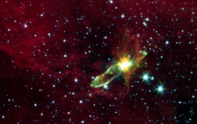 Herbig-HARO 46-47 - SST
Mi avevano detto che sarebbe stato un lungo viaggio,
ma mi dissero anche che il vero viaggio l’avrei cominciato
proprio quando sarei giunto.
Nella mia memoria, i loro volti hanno contorni sempre più incerti,
non così le loro parole.
Fatico a considerare ciò che vedo la cosa più bella
che la mia mente possa abbracciare ma,
nella sua immensa piattezza, l’universo mi mostra ormai da troppo tempo la sua scura faccia.
Mi avevano detto che ne avrei individuato la tana
guardando le sue vittime cadervi dentro, 
ma che non sarei stato io,
a scovare lui
ma lui a catturare me quando sarei stato ancora
una piccola insignificante scintilla tra miliardi di fuochi.
Sarei diventato la sua preda più ambita
e avrebbe piegato lo spazio ancor più,
pur di farmi scivolare dentro la sua immensa bocca.
Il suo pasto era ben altra cosa, rispetto a me, ma
Io ero l’Intelligenza dell’Uomo.
Non pago della sua smisurata e brutale forza,
per esser certo d’avermi,
mi avrebbe lusingato e mostrato orizzonti
che mi avrebbero fatto perdere la ragione.
e su quell’orizzonte, avrei fatto il più lungo viaggio 
che l’umanità intera avrebbe mai potuto compiere.

Adesso sono di fronte a lui.
Il suo aspetto muta di continuo,
e non c’è più traccia della spaventosa voragine
che aveva reso incerta la mia fede.

Mi avevano sussurrato che non sarei più tornato tra loro
ma mi avevano pregato di portarli, lo stesso,
tutti con me nel mio cuore,
perché forse, là, avrei potuto incontrare Dio.
L’universo si sta illuminando.
C’è luce da ogni parte.
I volti sbiaditi della mia memoria 
sono diventati i sorrisi di coloro che sono qui ad aspettarmi. 
Sembra un sogno.
Forse il mio viaggio è finito, ma avevano ragione loro,
sento che invece sta per cominciare!


Giuseppe Spina - "Black Hole"

Parole chiave: From Space Images