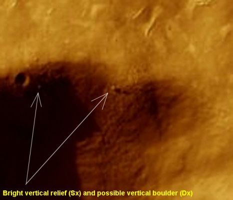 "Fresh" Crater and unusual surface details in Hesperia Planitia (EDM - Extremely Enhanced and Saturated Natural Colors; credits for the additional process. and color.: Dr Paolo C. Fienga - Lunexit Team)
Il rilievo la cui albedo è tale da renderlo visibile anche in un'area ombreggiata (Sx del frame) non è risolvibile e, purtroppo, rimane inesplicabile; il rilievo posto a Dx, invece, lo risolviamo, applicando un ultra-detail mgnf, in un "boulder colonnare" (una surface feature spettacolare e molto rara, ma non necessariamente una Surface Anomaly in senso tecnico.
Semmai, ci domandiamo "da dove" possa provenire il boulder colonnare in oggetto e la nostra ipotesi è che potrebbe trattarsi di un ejecta.
Parole chiave: Mars from orbit - unusual surface features
