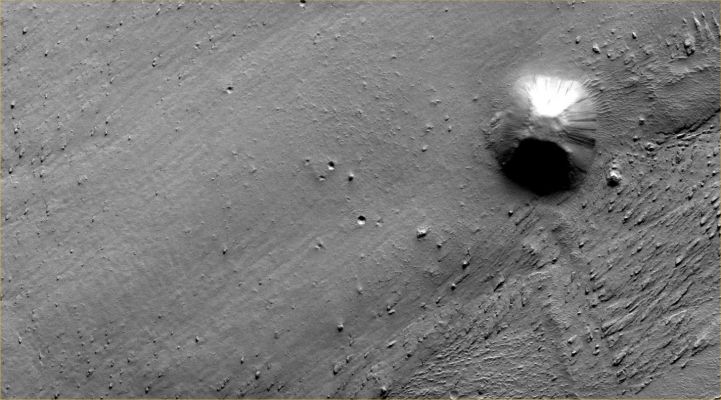 Bizarre "Knob" in Elysium Planitia (Original NASA/JPL/ASU b/w Frame)
Image information: VIS instrument;
Latitude: 1,1° South;
Longitude: 156,0° East;
Resolution: 18 meter/pixel.
Parole chiave: Mars from orbit - Elysium Planitia Region