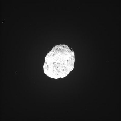 Hyperion, from about 166.000 Km (1)
Iperione, la luna 'rotolante' (--->tumbling moon) - così chiamata a causa del suo procedere caotico il quale la fa assomigliare di più ad un macigno scagliato nello Spazio piuttosto che ad un corpo celeste in orbita regolare attorno ad un Mondo Genitore.
Queste, come ovvio, sono le logiche e scientifiche conclusioni alle quali si arriva interpretando il movimento di alcuni corpi celesti in accordo al nostro 'Sapere Comune'. La congettura di base è che Iperione, come tante altre Lune Minori, non sia altro che una scheggia di roccia (un KBO, p.e.), proiettata verso l'interno del Sistema Solare a causa di un qualche ignoto cataclisma, o di un impatto o, magari, per effetto di impulsi o cicli mareali i quali, più o meno  periodicamente, spingono dei corpi rocciosi di dimensioni medio-piccole verso il Sole. Il moto disordinato (ma che cosa è 'disordinato' e che cosa è 'lineare' nell'Universo?) di Iperione potrebbe quindi dipendere da fatto che, durante il suo viaggio, esso è passato accanto ad altri corpi...
Parole chiave: Saturn's Moons - Hyperion