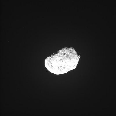 Hyperion, from about 176.000 Km (2)
...celesti i quali, con i loro campi gravitazionali di diversa intensità e dimensione, ne hanno alterato il moto e la traiettoria originali rendendo altresì la sua rotazione, ai nostri occhi, così enormemente complessa ed inusuale, da giungere a farci congetturare un'intrinseca disomogeneità della medesima. 
Un'intrinseca disomogeneità che, tuttavia, nelle logiche dell'Universo, non è altro che una delle infinite forme attraverso le quali si può manifestare quel fenomeno chiamato "movimento".
La corsa di Iperione è terminata, quindi, nel momento in cui l'abbraccio gravitazionale di Saturno si è reso troppo forte da poter resistere e così, dal vagare senza mèta attraverso il Sistema Solare, siamo infine giunti all'orbita lineare, attorno a Saturno. 

Certo, la 'cattura' di Iperione da parte del Gigante Anellato non è valsa a modificare la sua 'disomogenea' rotazione ma, secondo Voi, questo fatto cambia qualcosa nei Grandi Equlibri e Disequilibri che governano il moto dei Pianeti e delle loro Lune?
Parole chiave: Saturn's Moons - Hyperion