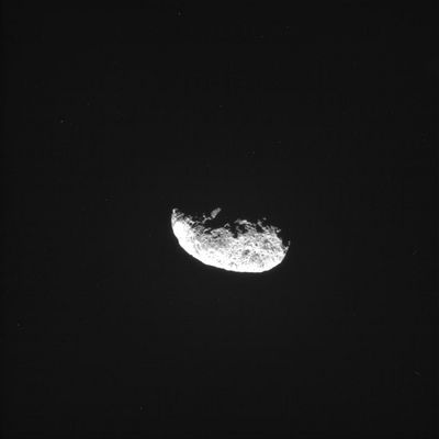 Hyperion, from about 202.000 Km (3)
E' davvero semplice 'caos' quell'estrema complessità che caratterizza il moto di Iperione, così come la struttura di alcuni lontanissimi 'oggetti' di origine forse stellare (quali i Buchi Neri, i Quasar ed i Pulsar etc.), oppure anche questi 'movimenti' e queste 'strutture', così lontane dal nostro pensare e sapere, obbediscono a delle Logiche Maggiori che, oggi, non riusciamo neppure ad immaginare?

Questa piccola diversione filosofica non è, a nostro modo di vedere, un inutile esercizio dialettico: noi siamo sempre più convinti, infatti, che la disarmante 'semplicità' con cui la Scienza Consolidata cerca di spiegare alcuni fenomeni, unita all'estrema - ed inutile - complessità con cui Essa cerca di spiegarne altri, sìano entrambe espressioni di un notevole imbarazzo di fondo il quale si manifesta davanti ad una realtà piuttosto evidente.
Quale? La realtà che l'Universo è ancora molto lontano non solo dall'essere compreso nei suoi meccanismi quanto, addirittura, dall'essere anche solo immaginato...
Parole chiave: Saturn's Moons - Hyperion