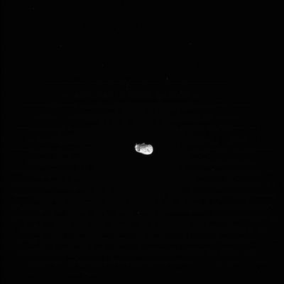 Hyperion, from about 868.000 Km
Un'immagine molto bella e che ci spinge a considerare molto seriamente l'ipotesi che la Luna conosciuta come "Hyperion" non sia altro che una cometa mancata, ovvero un astro composto prevalentemente da ghiaccio d'acqua, il cui cammino verso il Sole venne interrotto (repentinamente e per sempre) dall'abbraccio gravitazionale di Saturno. A proposito: se osservate Hyperion con una certa attenzione, dovreste notare una certa (e forte) somiglianza con un altro corpo celeste "vagante", recentemente salito agli onori delle Cronache Spaziali.

Quale?
Parole chiave: Saturn's Moons - Hyperion