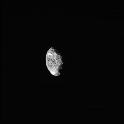 Hyperion (1)
Un passaggio davvero ravvicinato, questa volta, ci permette di dare una rapida occhiata ad Hyperion, un'altra luna minore di Saturno, le cui caratteristiche superficiali la rendono davvero interessantissima. 
In questo frame siamo ancora lontani (quasi 245.000 Km) da Hyperion, ma la sua 'porosità' - che, come vedremo meglio nelle prossime immagini, la fa assomigliare ad una pietra pomice che vaga nello Spazio - già si può intuire...
Parole chiave: Saturn's Moons - Hyperion