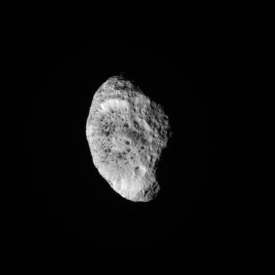 Hyperion (2)
Poco più di 123.000 Km ci separano dalla superficie di Hyperion: il rilievo maggiormente interessante sembra costituito da una sorta di cratere a forma di ellisse (irregolare) il quale presenta delle pareti frastagliate ed altissime, mentre la sua base è completamente crivellata da altri crateri di grandi, medie e piccole dimensioni. Non abbiamo immagini anaglifiche di questa luna, ma la sensazione - sebbene, per ora, meramente visuale - che, proprio nella zona centrale di questo bacino (da impatto?) ellittico, vi sia una montagna (un picco?), è decisamente forte. 
I rilievi scientifici che possiamo svolgere guardando questi frames possono essere - al momento - di natura solo speculativa. Comunque ne evidenziamo uno su tutti: che l'attuale configurazione superficiale di Hyperion possa essere il risultato della sola attività (intensa e martellante, almeno in epoche passate) di bombardamento meteorico a noi, in tutta onestà, sembra un'ipotesi MOLTO azzardata. 
Parole chiave: Saturn's Moons - Hyperion