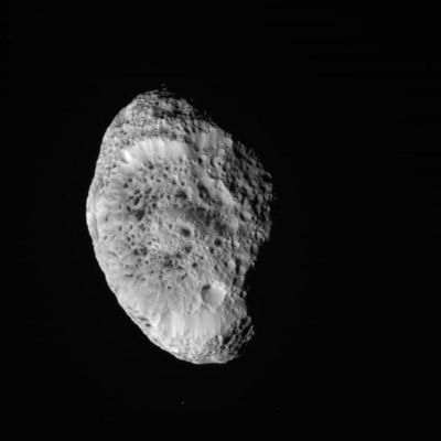 Hyperion (3)
Quali altri processi possano aver condotto ad un simile risultato, però, è ancora un mistero e noi non pensiamo che sarà uno scherzo giungere alla Verità (con tutto il rispetto per le interessanti Teorie del Gruppo che si chiama "Thunderbolts")...

In questo frame, siamo a poco più di 100.000 Km da Hyperion.
Parole chiave: Saturn's Moons - Hyperion