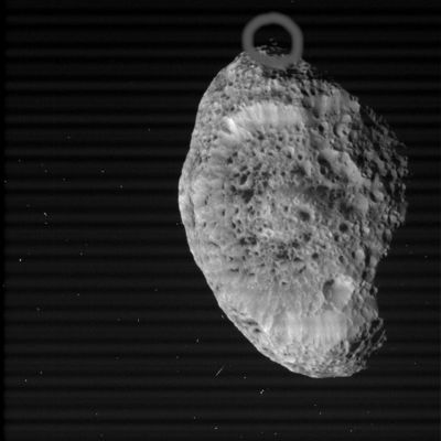 Hyperion (4)
Siamo a meno di 75.000 Km da Hyperion: il rilievo a forma ellissoidale a cui avevamo fatto cenno in precedenza (e che la NASA battezzerà certamente come "impact basin") si riesce a vedere molto bene, così come si vede molto bene che l'intera superficie di Hyperion, in tutte le direzioni, è (letteralmente) martoriata da crateri (crateri che, sulla base della nostra esperienza, presentano caratteristiche esteriori - diremmo una "conicità" pronunciata - tali da renderli decisamente anomali). Molto interessante, inoltre, potrebbe essere il rilievo - che abbiamo cerchiato in grigio - il quale è appena intuibile, fra luce ed ombra, sul Polo Nord apparente di Hyperion.
Forse una montagna? O forse, dopo una depressione posta proprio su quello che, in questi frames, appare come il Polo Nord di Hyperion, si innalza una nuova parete rocciosa di svariati Km? Noi non lo sappiamo, ma quello che vediamo ci spinge a credere che il record di altezza di un crepaccio (attualmente detenuto dalle "Verona Rupes") sia in pericolo.
Parole chiave: Saturn's Moons - Hyperion