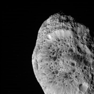 Hyperion (5)
Il Fly-By di Hyperion, compiutosi durante l'ultimo week-end di Settembre 2005 è, forse, il più spettacolare - in termini di immagini ottenute dalla Sonda Cassini - fra tutti quelli sino ad ora effettuati. In questa (lunga) sequenza di frames - abbiamo estratto quelli, a nostro parere, più belli e significativi fra i tanti inviati a Terra - passeremo accanto ad Hyperion e guarderemo "dentro" ai suoi stranissimi crateri "conici" i quali, allorchè saremo davvero vicini alla superficie di questo piccolo mondo, ci faranno intuire la presenza di "qualcosa" sul loro fondo. Qualcosa di scuro che, in qualche immagine, potrebbe ricordare un fluido. Che i crateri di Hyperion sìano pieni di idrocarburi? Tutto può essere, ma una sola cosa è certa: queste immagini sono fra le più belle mai arrivate sino alla Terra...

Adesso siamo a poco più di 51.000 Km da Hyperion.
Parole chiave: Saturn's Moons - Hyperion