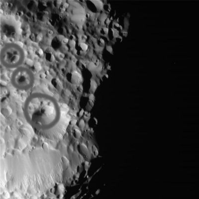 Hyperion (9)
Siamo a circa 27.500 Km da Hyperion: le 3 cerchiature grigie evidenziano molto bene il fatto che, sul fondo di molti crateri Iperoniani, c'è qualcosa di scuro (simile ai "seeps" di Marte, visti da MGS) che ne caratterizza il fondo. 
Macchie di forma irregolare e di color grigio e nero sul fondo e su parte delle pareti interne dei crateri di Hyperion (nonchè nella loro zona più prossima al fondo): come da questo frame si vede benissimo, NON si tratta di ombre.

Il resto è, per ora, un mistero.
Parole chiave: Saturn's Moons - Hyperion