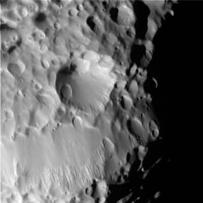 Hyperion (12)
Sono "solo" 18.000 i Km che dividono Cassini da Hyperion e diverse altre migliaia saranno coperte in poco tempo.
In questo frame c'è poco da aggiungere: il cratere più grande che si vede nell'immagine presenta, sul suo fondo e su parte della parete di Nord-Ovest, la "macchia scura" di cui si è già detto e che pare costituire una fenomenologia ricorrente per Hyperion.
Parole chiave: Saturn's Moons - Hyperion
