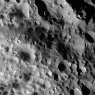 Hyperion (13)
Siamo a circa 16.700 Km dalla superficie di Hyperion. 
I dettagli che abbiamo cercato di portare alla Vostra attenzione tramire i frames precedenti si confermano.
Difficile pensare che questo tipo di superficie sia il prodotto di un semplice bombardamento meteorico...
Parole chiave: Saturn's Moons - Hyperion