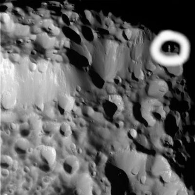 Hyperion (14)
Siamo a poco più di 16.000 Km da Hyperion. In questa immagine non ci sarebbe nulla di particolare o di nuovo da dire e/o segnalare se non fosse per...Guardate l'ombra "anomala" (e dire "anomala" è dire poco...) che si vede nella cerchiatura bianca!
Parole chiave: Saturn's Moons - Hyperion