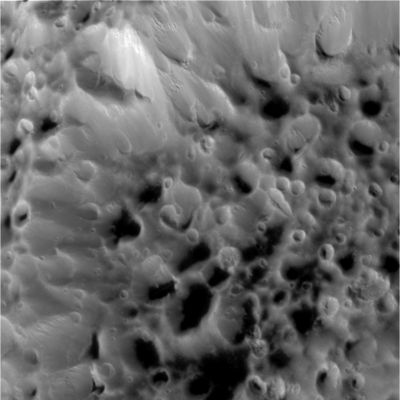 Hyperion (15)
A 14.500 Km di distanza da Hyperion, le caratterizzazioni dei "crateri conici" diventano talmente evidenti che ci invitano ad attenderci qualche interessante teoria da parte degli Amici del Controllo Missione: TUTTI i crateri che vediamo sembrano "macchiati" sul fondo e su parte dei bordi o - addirittura - "pieni" di qualcosa di scuro.

Vedere per credere...
Parole chiave: Saturn's Moons - Hyperion