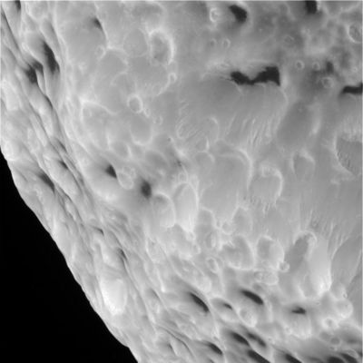 Hyperion (17)
Da 11.600 Km di distanza da Hyperion e grazie a questo frame, possiamo definitivamente escludere che le zone "scure" sul fondo di innumerevoli crateri (e non solo quelli della specie che abbiamo battezzato "conica") sìano ombre. 
Ma proseguiamo: le immagini migliori devono ancora arrivare...
Parole chiave: Saturn's Moons - Hyperion