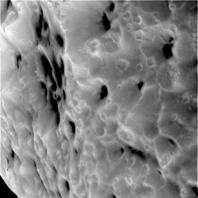 Hyperion (18)
A poco più di 10.500 Km da Hyperion possiamo vedere qualcosa che, almeno in apparenza, ci fa venire in mente la superficie di Titano: un terreno contraddistinto da aree chiare ed aree scure ma, soprattutto, la presenza di qualcosa all'interno di innumerevoli crateri.
La nostra sensazione, in attesa di compiere analisi ed elaborazioni più approfondite su questi frames, è che questo "qualcosa" potrebbe anche essere il "ghiaccio nero" (ossìa ghiaccio ricco di polveri di ferro e NON ghiaccio sul quale si sono depositati, nelle ere, dei grandi quantitativi di polveri - poichè, se così fosse, allora TUTTA la superficie di Hyperion dovrebbe essere scura e NON solo il fondo di una sua parte). 

Certo è che ci sono anche altre ipotesi - forse un pò più esotiche... - che potremmo prendere in considerazione e la più "credibile" è quella che vede, sul fondo di questi crateri, dei grandi quantitativi di idrocarburi ghiacciati.
Parole chiave: Saturn's Moons - Hyperion