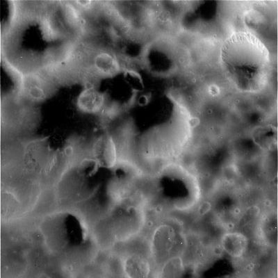 Hyperion (21)
Hyperion è a 6900 Km: Cassini guarda "dentro" qualcuno di questi strani crateri che sembrano contenere qualcosa. Questa immagine, al pari delle altre, è splendida ma quasi completamente enigmatica. Si intravedono dei rilievi, infatti (sul versante interno di alcuni dei crateri inquadrati), che potrebbero essere dei "seeps" così come dei semplici crepacci. In un altro cratere (in alto a Dx - diremmo ad ore 02:00) si vedono - molto bene - dei rilievi simili a land-slides al suo interno e quello strano (e, per ora, indecifrabile) materiale nero (o comunque scuro) che, in alcuni momenti, ci riporta alle black-dunes delle aree Polari e presso-Polari di Marte.
Parole chiave: Saturn's Moons - Hyperion