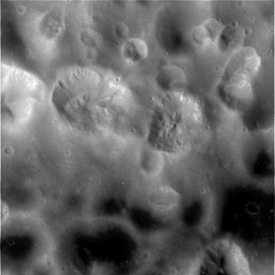 Hyperion (22)
Cassini è a soli 4800 Km - circa - da Hyperion: anche questo frame è davvero di grandissimo fascino e di imparagonabile attrattiva (sebbene, come avremo modo di vedere e parlarne - grazie all'aiuto del Dr Feltri - in Reserved Area, siamo a "rischio" di falso "planetario"...)
Parole chiave: Saturn's Moons - Hyperion